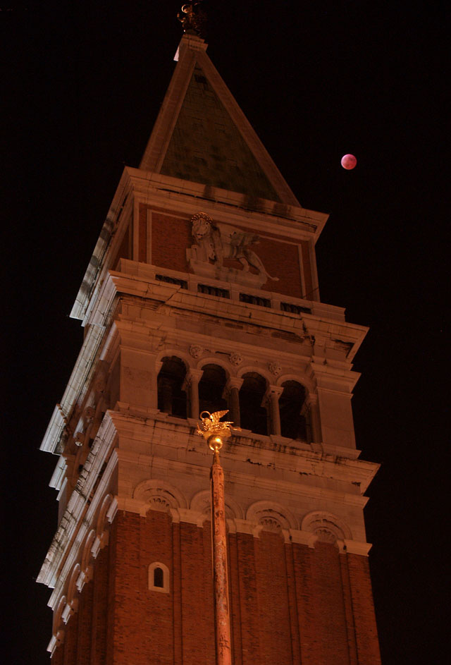 La luna rossa e il campanile di S.Marco